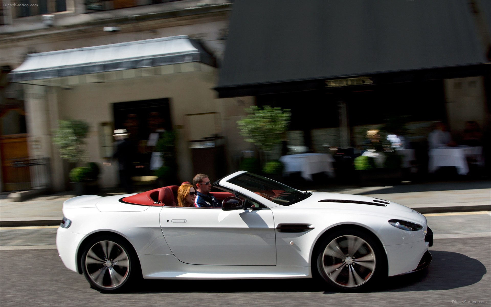 Aston Martin V12 Vantage Roadster 2013